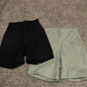 2 yogalicious biker shorts size xs